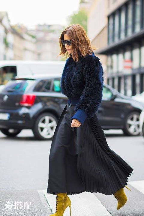 缺少冬季穿搭灵感？一件黑色长裙让你的叠穿更有意义
