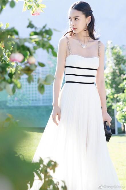 Angelababy白裙亮相时装周 美貌有余仙气不足